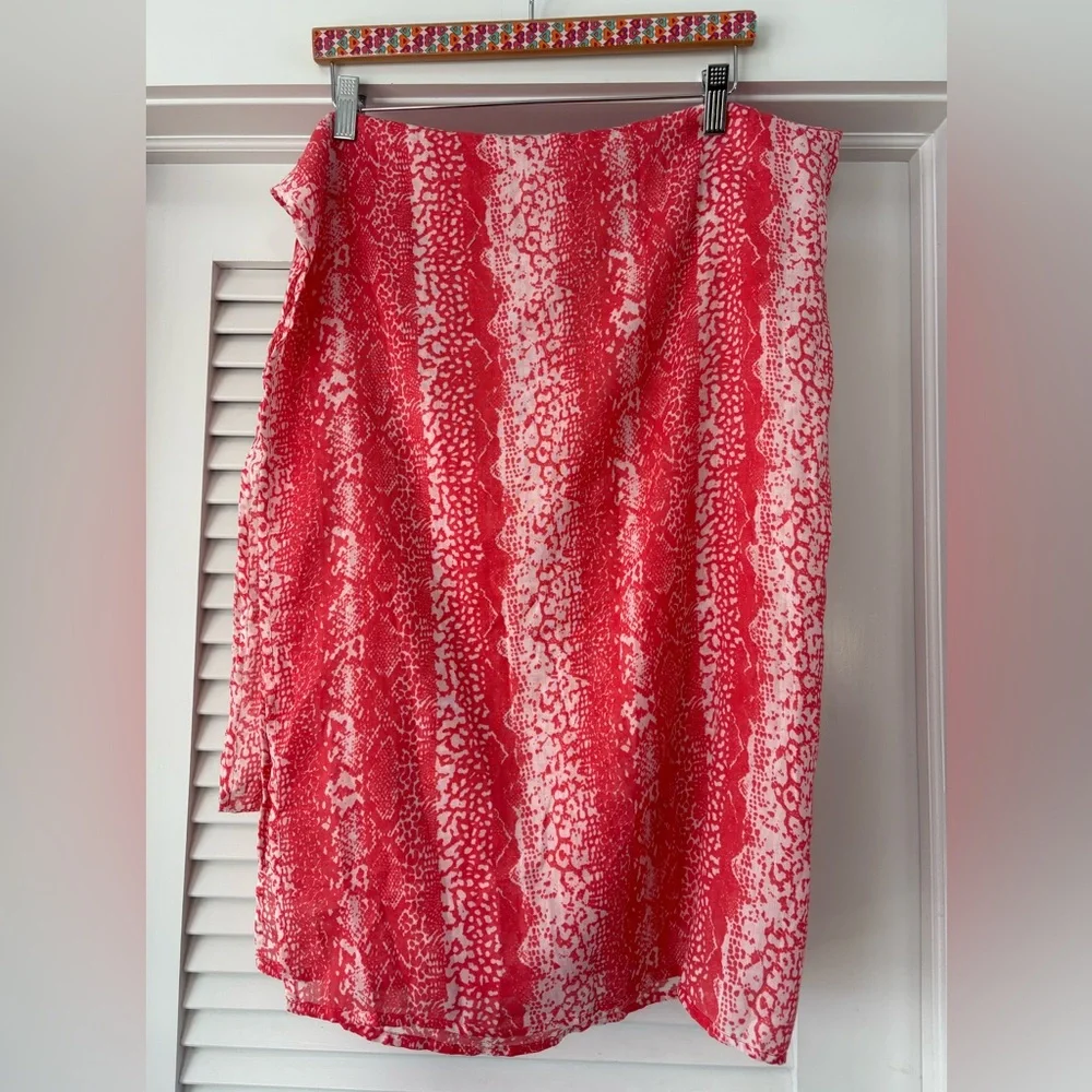 Liz Lange Large Oblong Wrap/Scarf Red & White Snakeskin Print